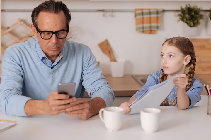 el padre usa el móvil e ignora a la niña no es un padre implicado