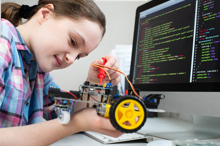una niña construye un robot para una competición universitaria en stanford