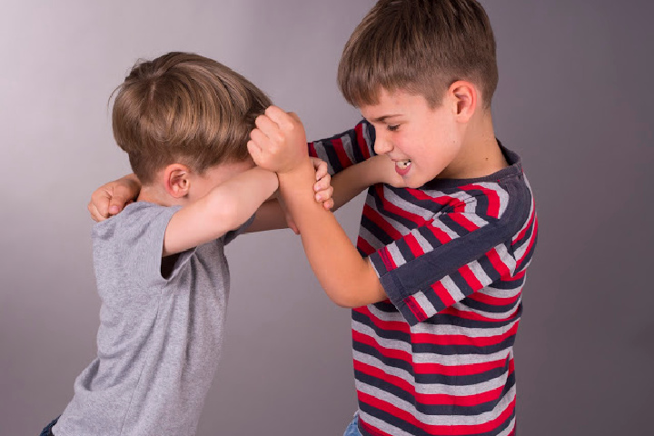 Dos niños que se pelean - Disciplina y castigo.