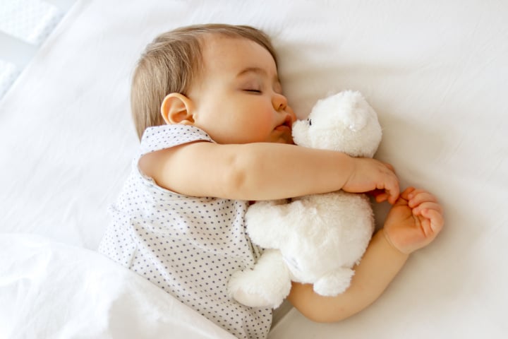El bebé duerme con un abrazo y los padres proporcionan una crianza eficaz 
