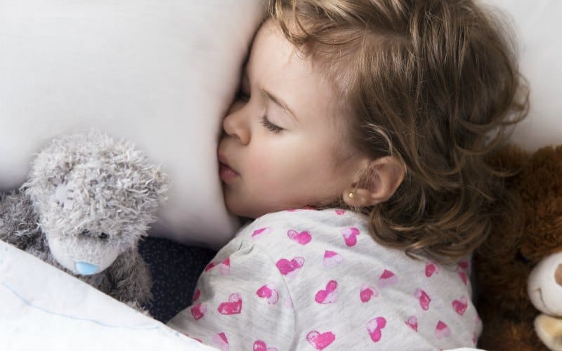 Una niña de 3 años descansa con un horario de sueño de 3 años 