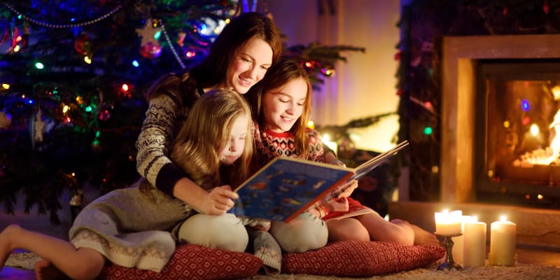 madre lee a los niños el día de navidad