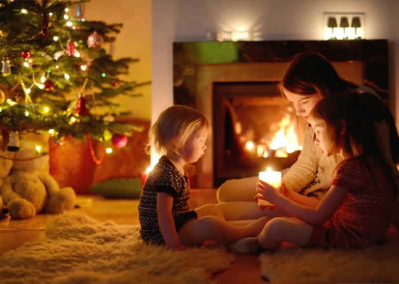 La familia se sienta en su sala de estar y disfruta de una Navidad sin estrés. 
