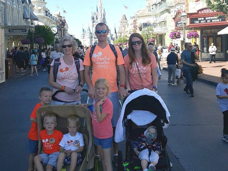 familia en Disney World con cochecitos