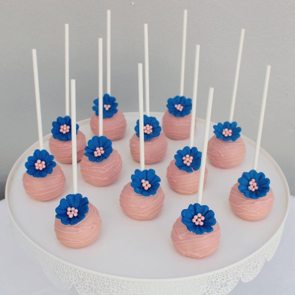 cake pops de revelación de género rosa y azul