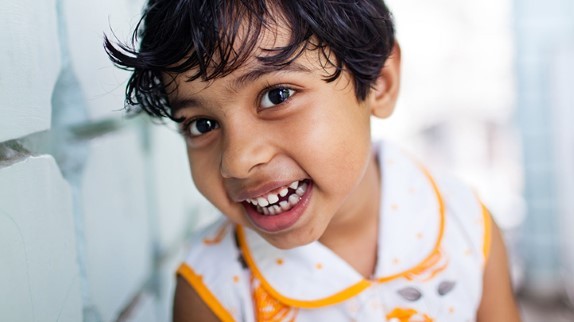7 señales de que le están saliendo los dientes a su niño pequeño