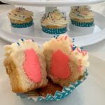 cupcakes de revelación de género con glaseado en el interior