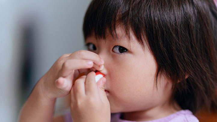 Cómo lidiar con las hemorragias nasales de un niño pequeño