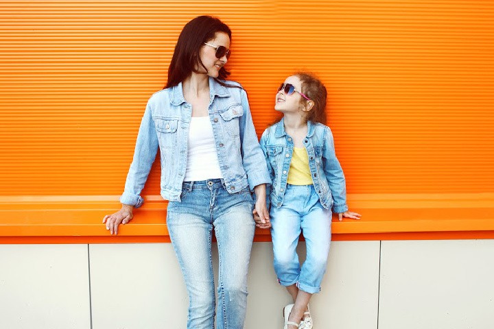 Madre e hija llevan gafas de sol. Una madre muestra cómo ser un buen padre mejorando sus habilidades parentales