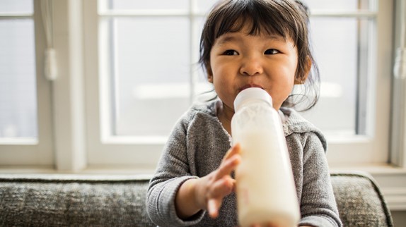 ¿Cuándo pueden los niños empezar a beber leche de vaca?